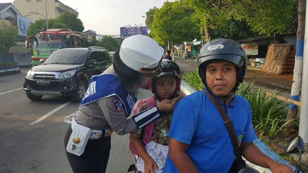 PEDULI: Petugas dari Sat Lantas Polres Ngawi ketika melakukan aksi simpatik, kemarin. foto: zainal abidin/ BANGSAONLINE