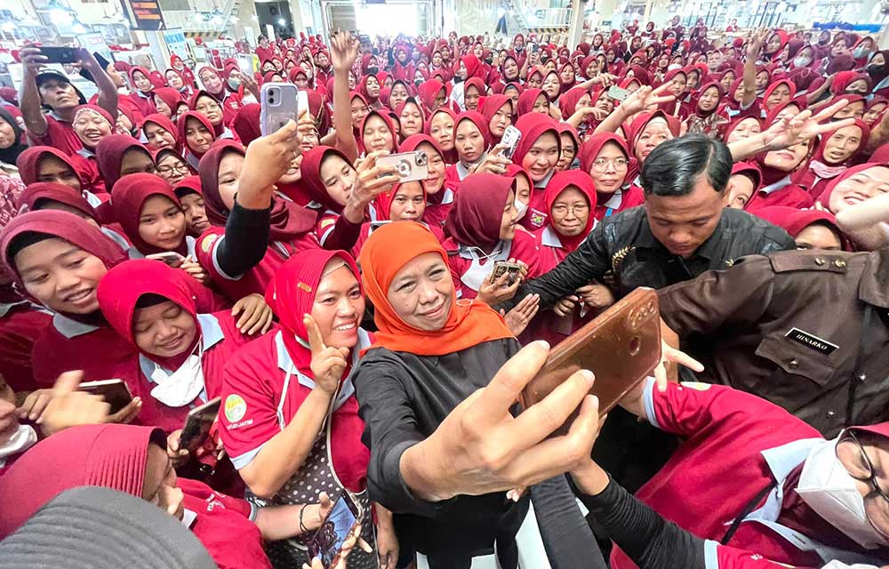 Calon Gubernur Jatim Khofifah Indar Parawansa berswafoto dengan ribuan pekerja di MPS PT Warahma Biki, Sabtu (28/9/2024).