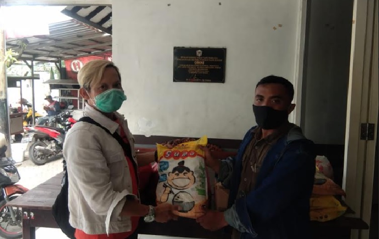 Peduli Bencana di Nganjuk, Warga Pandegiling Serahkan Bantuan Sembako dan Baju Layak Pakai