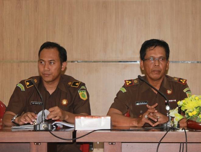 Kepala Kejari Surabaya Tomo Sitepu (kanan) dan Kasipidsus Roy Revalino. foto: nur faishal/Bangsa Online