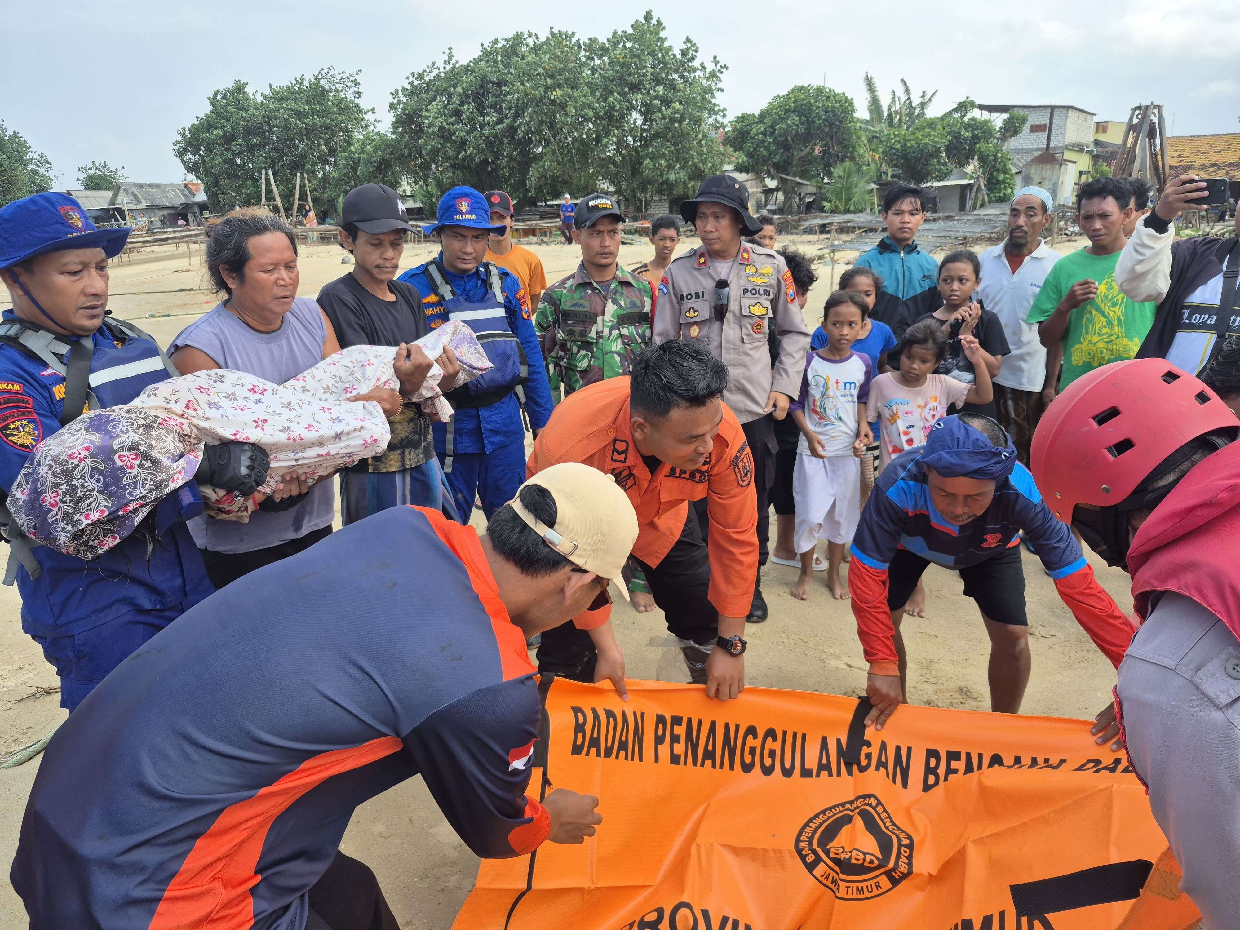 BPBD Tuban saat mengevakuasi korban