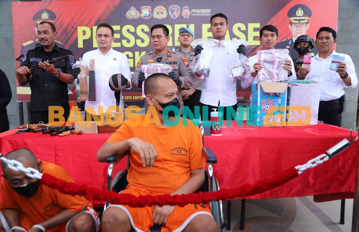 Kapolres Gresik, AKBP Mochamad Nur Azis, saat ekspose tersangka. Foto: SYUHUD/BANGSAONLINE