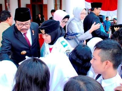 ?Siswa berebut bersalaman dengan Gubernur Soekarwo. Foto:nisa/BANGSAONLINE