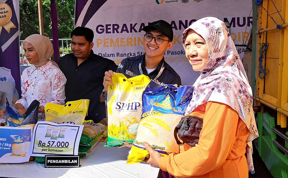 Petugas saat melayani warga yang berbelanja di GPM. Foto: Ist. 