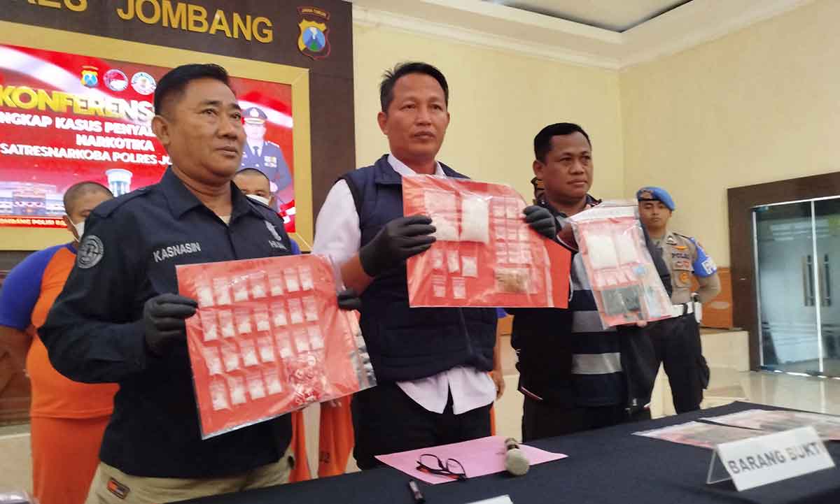 Kasatresnarkoba Polres Jombang, AKP Ahmad Yani, saat konferensi pers.