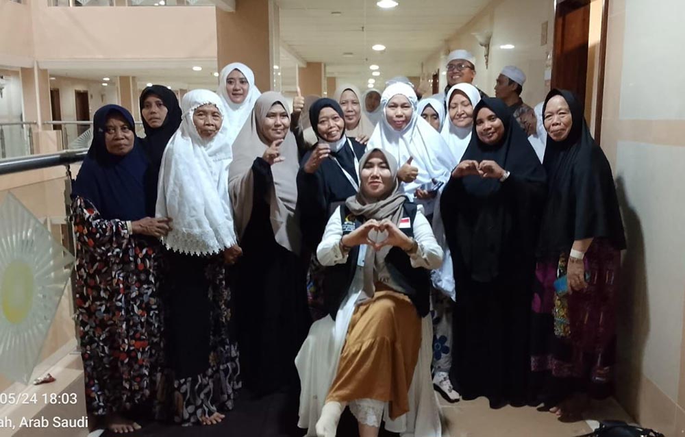 Anggota DPD RI, Lia Istifhama, saat melakukan silaturahmi dengan jemaah haji asal Jawa Timur yang tengah berada di Tanah Suci Makkah.