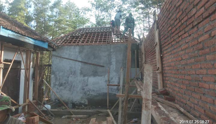 Masjid Miftahul Ulum di Kecamatan Bendungan, Kabupaten Trenggalek, dalam proses pembangunan.