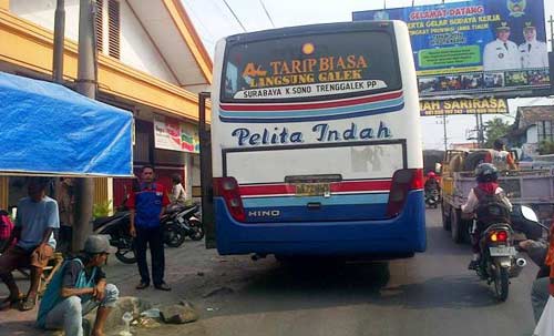 Nampak bis angkutan umum yang parkir sembarangan. (foto: arif kurniawan/BANGSAONLINE)
