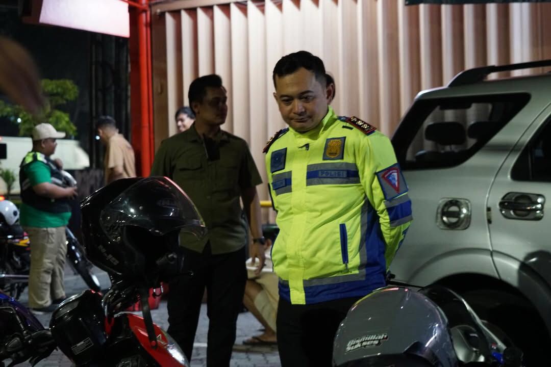 Polisi saat mengamankan kendaraan yang digunakan dalam aksi kebut-kebutan di Surabaya