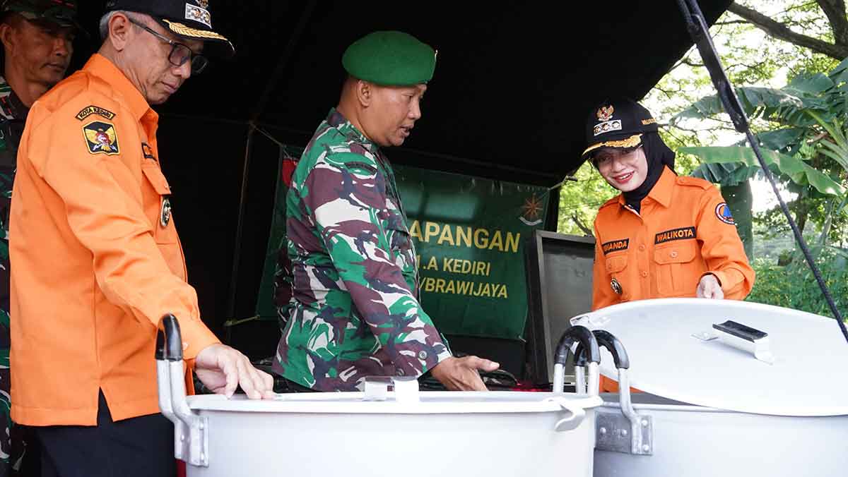 Wali Kota Kediri bersama wakilnya ketika meninjau satu per satu peralatan dalam menghadapi bencana. Foto: Ist