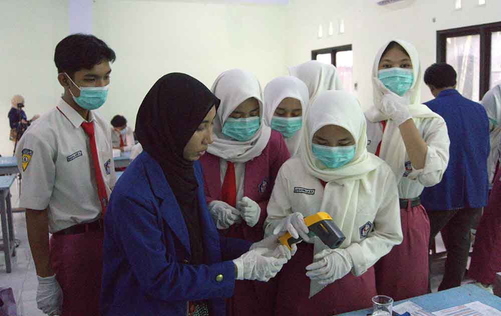 Tim Abmas ITS Latih Siswa SMA Negeri 2 Ponorogo Olah Minyak Jelantah jadi Biodiesel