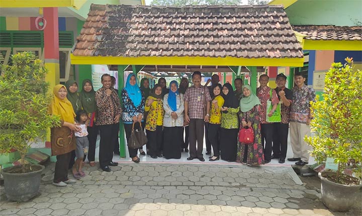 Rombongan Pemkab Sidoarjo saat berkunjung ke TK Tunas Rimba YTRP KPH Jatirogo.