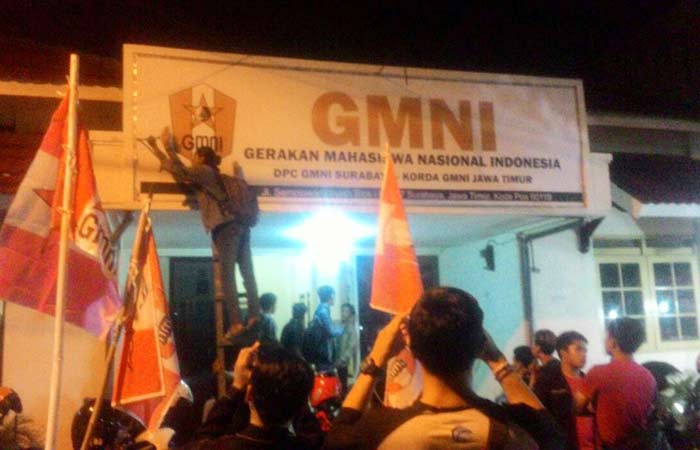 Aksi GMNI Surabaya Versi Marinda saat ngeluruk ke sekretariat GMNI Surabaya Versi Marinda.