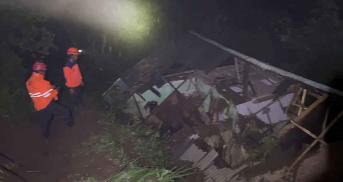 Petugas dari BPBD Kabupaten Pasuruan saat meninjau lokasi longsor.