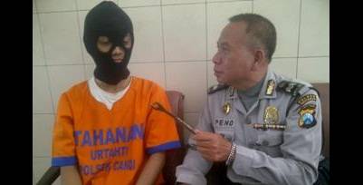 Tersangka didampingi petugas Polsek Candi beserta barang buktinya. (Khumaidi/BANGSAONLINE)