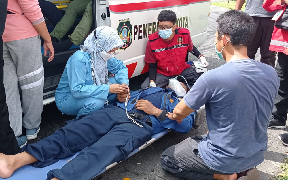 Petugas PMI Kota Blitar saat mengecek saturasi oksigen salah satu peserta upacara yang pingsan.