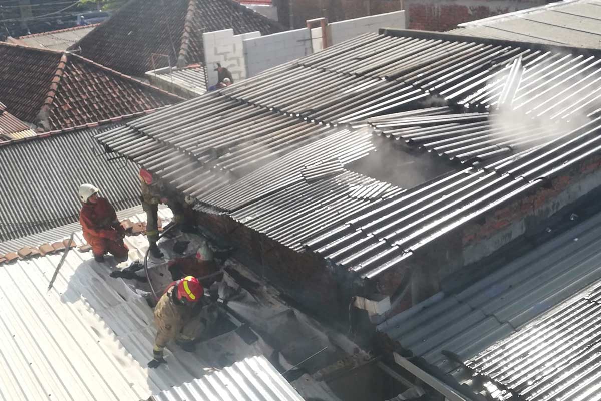 Diduga Korsleting Listrik, Rumah di Jemur Ngawinan Surabaya Terbakar, Dua Orang Alami Luka