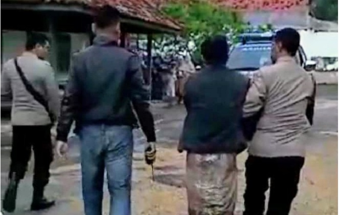 
Terduga G (20) kepergok warga saat akan melakukan pencurian di sebuah warung di Desa Batu Ampar kecamatan Proppo Kabupaten Pamekasan.