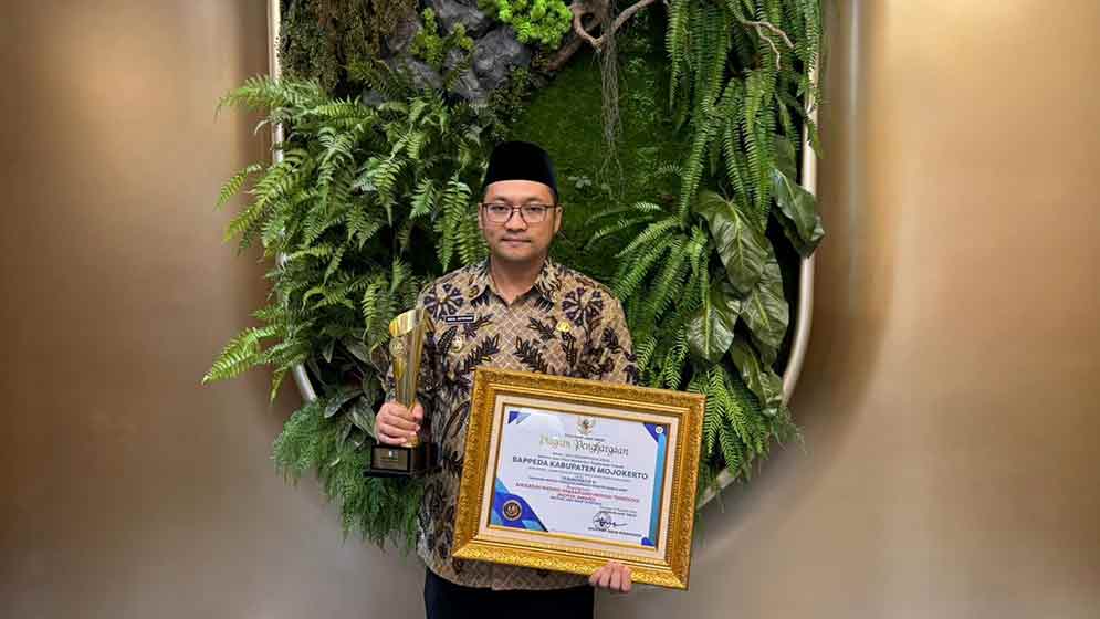 Mewakili Pemkab Mojokerto, Wabup Mojokerto menerima 2 penghargaan dari Anugerah Inotek Award 2025. (Ist)
