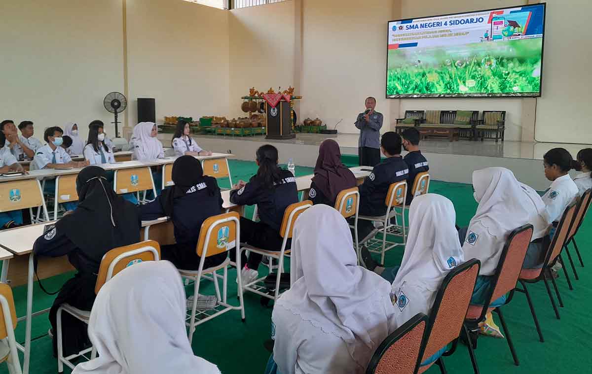 Kepala SMAN 4 Sidoarjo, Imam Jawahir, saat memberikan sambutan ketika Safari Jurnalistik yang digelar PWI. Foto: Ist