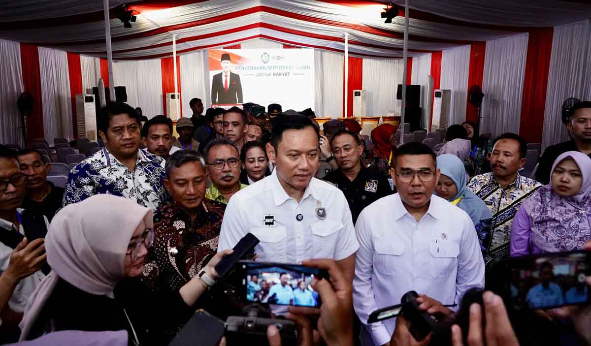 Menko AHY dan Wamen ATR/BPN Distribusikan Sertifikat PTSL di Pacitan