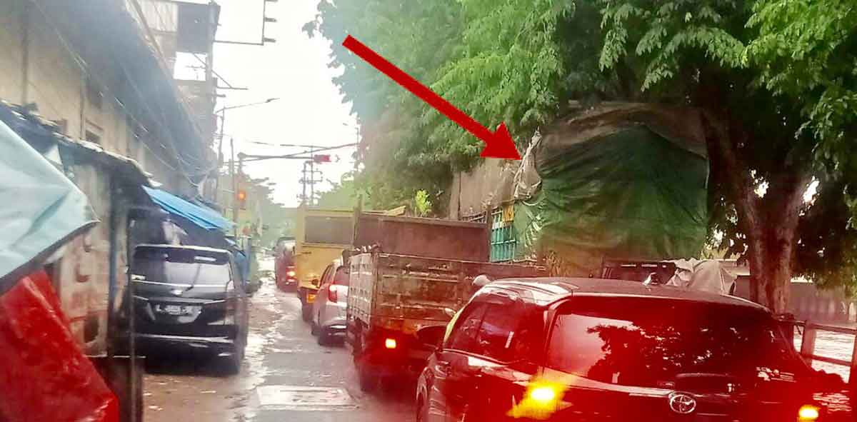 Jalan Semut Kali yang terlihat sempit karena terdapat truk besar parkir berdekatan dengan lampu lalu lintas.