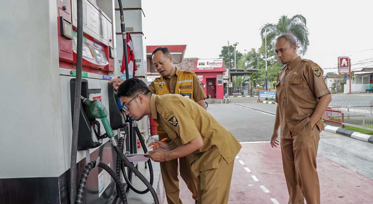 Petugas dari Disperdagin Kota Kediri saat melakukan pengawasan dan tera ulang di sebuah SPBU. Foto: Ist 