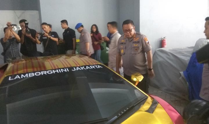 Kapolda Jatim Irjen Luki Hermawan menunjukkan salah satu supercar jenis Lamborghini yang disita karena tak dilengkapi surat-surat kendaraan.