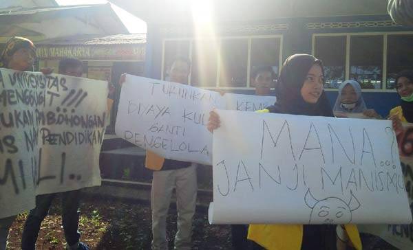 Aksi mahasiswa saat unjuk rasa. foto: suwandi/ BANGSAONLINE