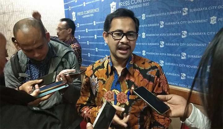 Kepala Kepala Dispendik Kota Surabaya, Ikhsan saat jumpa pers di Kantor Bagian Humas Pemkot Surabaya, Jumat (14/6). foto: YUDI ARIANTO/ BANGSAONLINE