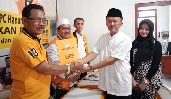 Budi Widayat (berpeci) menerima form pendaftaran dari Farid yang diserahkan H. Fauzan selaku Ketua Tim 13 Hanura.