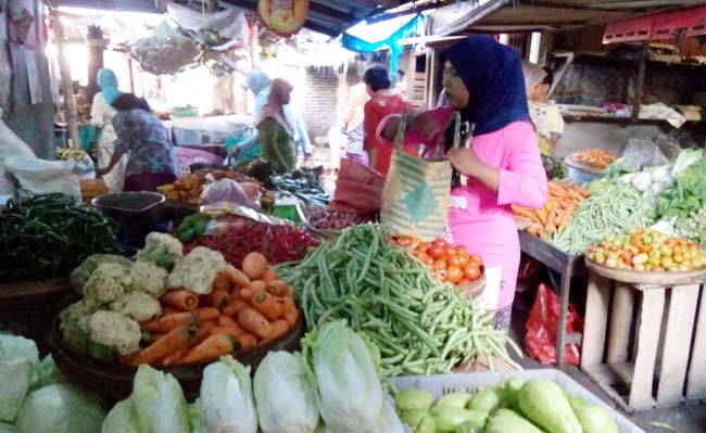 Harga komoditas sayuran di Bojonegoro stabil. Sebab, pasokan dari daerah cukup lancar. Foto: EKY NURHADI/ BANGSAONLINE