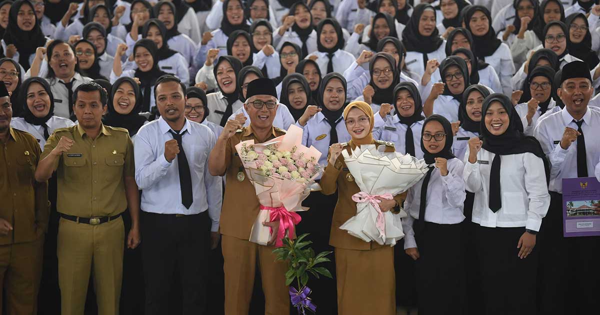 Wali Kota Kediri bersama jajaran pejabat terkait dan para penerima SK di GOR Jayabaya. Foto: Ist