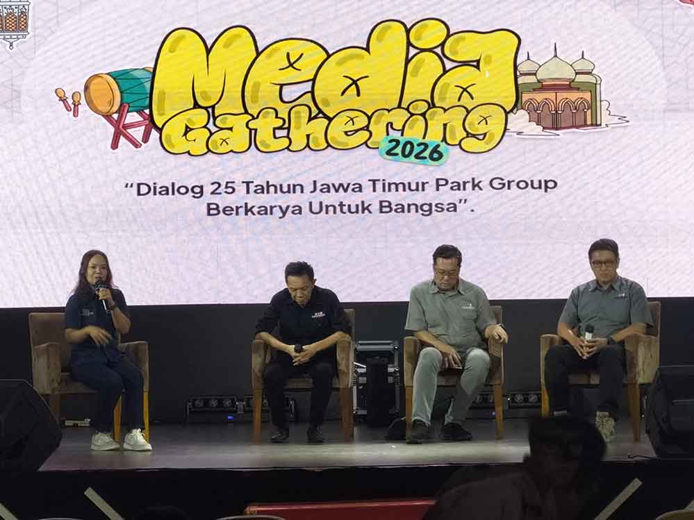 Manager Marketing dan Public Relation Jatim Park Group, Titik S. Aryanto, memandu dialog manajemen bersama awak media.