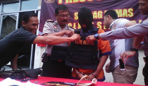 Terpidana Yuda saat publik ekspos di Mapolres Sidoarjo, kemarin. foto : nanang ichwan/BangsaOnline