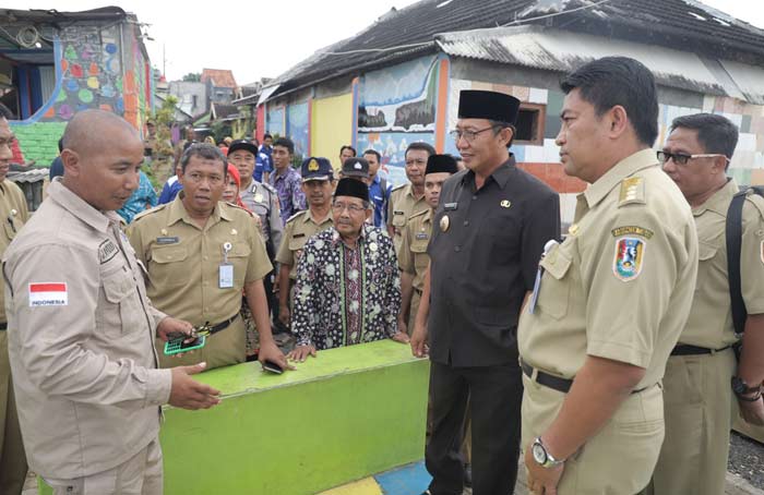 Bupati Fathul Huda (berpeci) saat berbincang dengan nelayan.