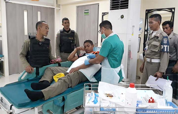 Petugas Satpol PP yang menjadi korban pembacokan saat melakukan tugas penertiban di Pasar Keputran mendapatkan perawatan.