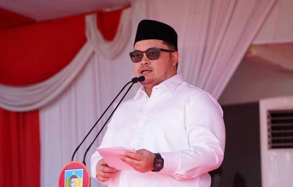  Bupati Kediri Hanindito Himawan Pramana saat memberi sambutan di upacara peringatan Hari Santri 2025.