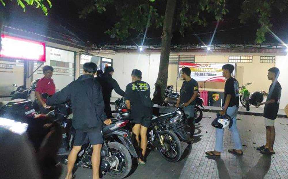 Belasan remaja diamankan ke Mapolres Tuban lantaran mengganggu ketertiban umum dengan menggeber knalpot brong, Minggu (13/4/2025).