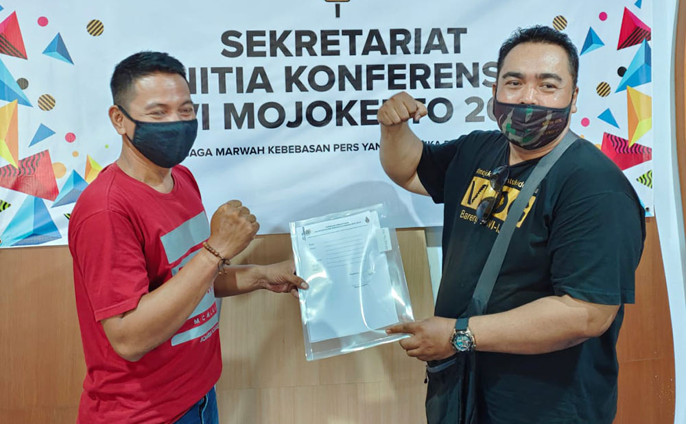 Ketua PWI Mojokerto Diak Eko Purwoto (kanan) mengambil formulir pendaftaran Calon Ketua PWI Mojokerto periode 2021-2024. Jurnalis yang telah malang melintang sejak 2013 ini bakal bersaing ketat dengan sedikitnya delapan kandidat lainnya. foto: YUDI EP/ BANGSAONLINE