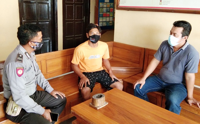 Pelaku (tengah) saat berada di Kantor Polsek Gondang untuk menjalani pemeriksaan akibat perbuatanya. foto: BAMBANG/ BANGSAONLINE