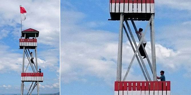 Jokowi saat memanjat pos menara tertinggi Pos Perbatasan Sei Pancang, di Pulau Sebatik. Foto: merdeka.com