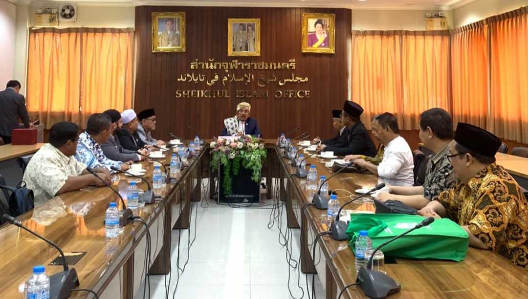 Pertemuan Prof Dr KH Asep Saifuddin Chalim, MA dan rombongan dengan para ulama Majelis Syaikhul Islam fii Thailand di kantornya di Bangkok, Thailand, Senin (21/8/2023). Pertemuan para ulama itu dipimpin Mr Prasarn Sricharoen, Vice President of Ulama Committee of Syaikhul Islam Thailand. Foto: HARIAN BANGSA/BANGSAONLINE