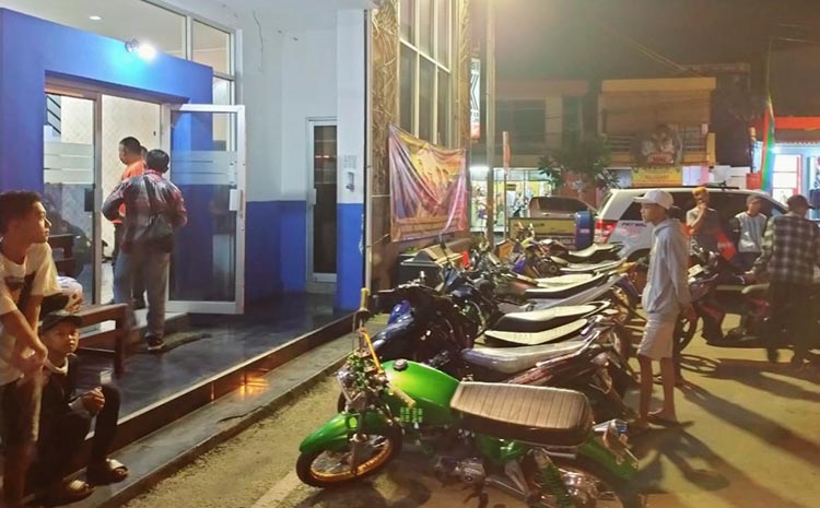 Belasan motor yang terjaring razia balap liar diamankan.