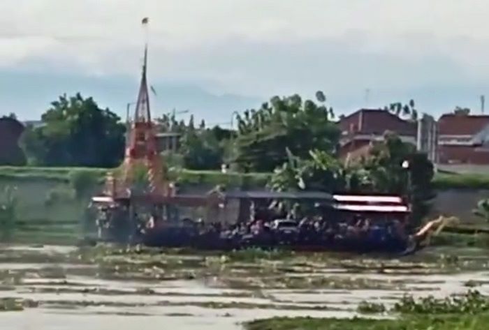 Tangkapan layar video saat perahu penyebrangan hanyut terbawa arus sungai.