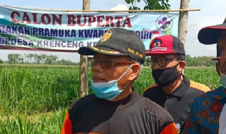 Wakil Bupati Kediri Drs. Masykuri, M.M., saat meninjau lokasi bumi perkemahan di Desa Krenceng Kecamatan Kepung, Kabupaten Kediri. (foto: ist.)