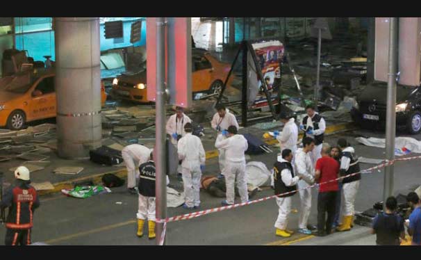 Petugas forensik melakukan penyeledikan di lokasi terjadinya ledakan di bandara Internasional Ataturk, Istanbul, turki.