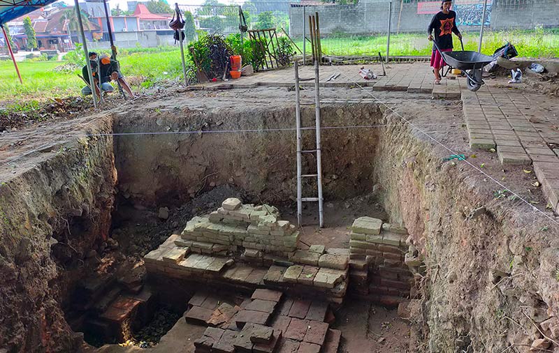 Proses ekskavasi Candi Gedog oleh BPCB Trowulan dibantu warga setempat.