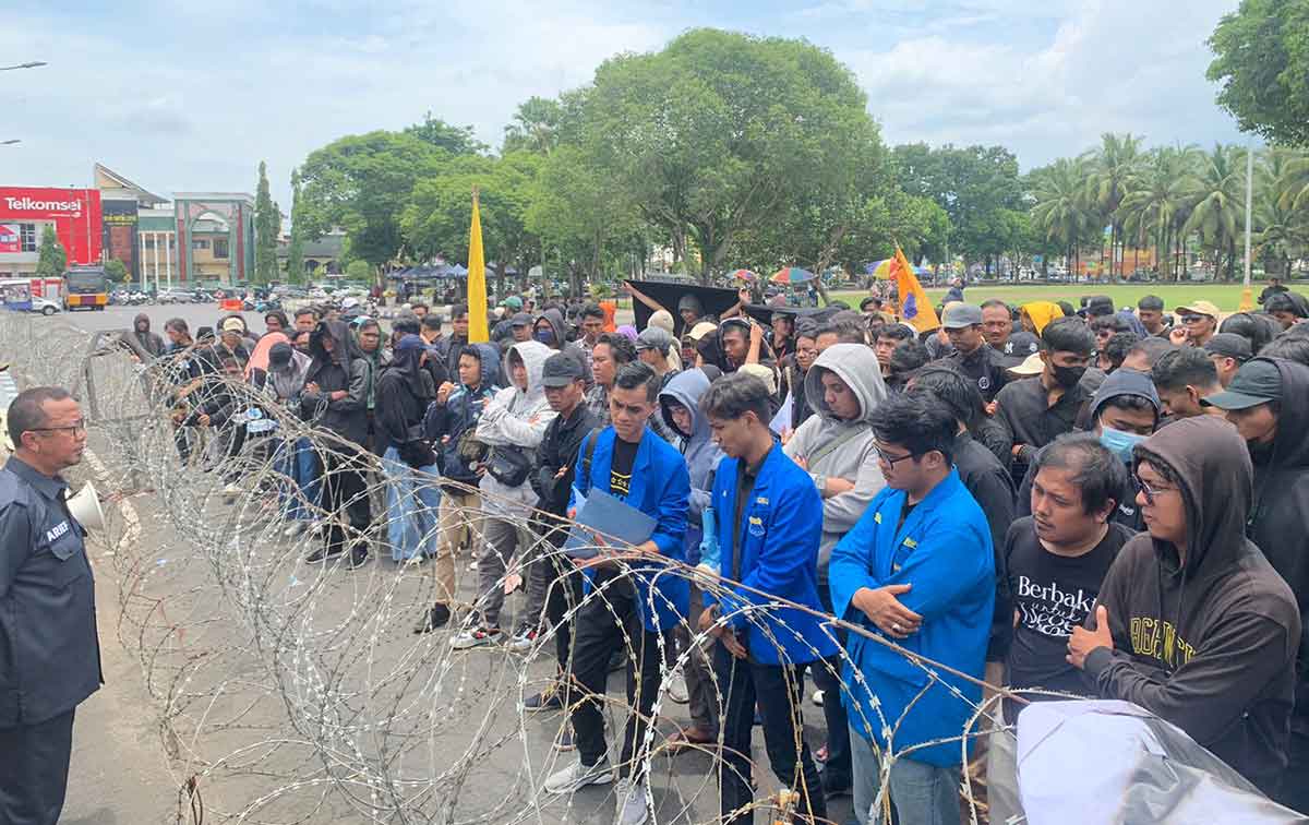 PJ Sekdakab Jember, Arief Tjahjono, saat menerima massa aksi yang tergabung dalam Pergerakan Mahasiswa Islam Indonesia atau PMII.