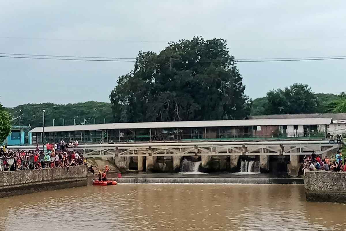 Pencarian korban tenggelam di Sungai Kanal Mangetan Bakalan di Desa Mliriprowo, Kecamatan Tarik, Sidoarjo, Rabu (28/12/2022).